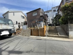 周辺の街並みと調和しながら、新たな暮らしの可能性を秘めた静かな一角です。