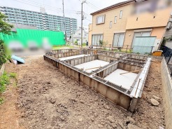 これから始まる新しい暮らしの基盤として、着実に整えられた建築現場の様子です。