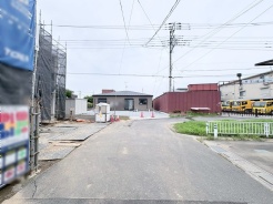 落ち着いた住宅街の風景に溶け込む、端正なフォルムが印象的な佇まいです。