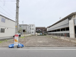 周辺環境と調和する落ち着いた立地に、新たな暮らしの基盤を築くための自由な広がりを感じさせる更地です
