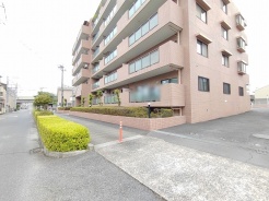 閑静な住宅街に佇む、日々の暮らしに安らぎと落ち着きをもたらす端正な外観のマンションです。