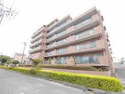 街並みに穏やかに溶け込み、日常に安らぎを感じさせる端正な佇まいのレジデンスです。