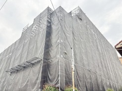建物の資産価値を守り、次なる装いへと整えられていく大切なメンテナンスの期間。