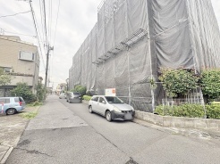 周辺環境と調和しながら、穏やかな時間が流れる落ち着いた街並みの風景です。