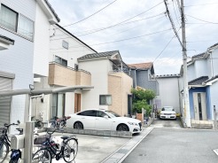 穏やかな街並みに溶け込む、落ち着いた佇まいの住まいが日々の暮らしに安らぎをもたらします。