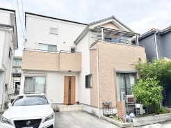 街並みに自然と馴染む柔らかな色合いの外観が、日々の暮らしに穏やかな安らぎをもたらしてくれます。