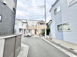 落ち着いた住宅街の中に位置し、ゆったりとした時間の流れを感じさせる穏やかな街並みです。