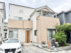 落ち着いた色合いのファサードが、日々の暮らしに安らぎと安心感をもたらしてくれる住まいです。