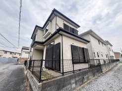 落ち着いた色合いの外壁とモダンな佇まいが、周囲の街並みに穏やかに調和しています。