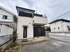 街並みに調和する穏やかな佇まいで、日々の暮らしを優しく受け止めてくれる落ち着いた住まいです。