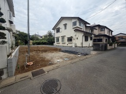 落ち着いた住環境の中にあり、これからの暮らしを自由に描き出せるゆとりある敷地です。