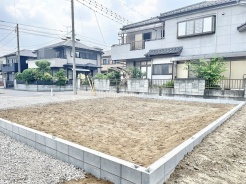 穏やかな時間が流れる住宅街に位置し、理想の住まいを描き出すための広がりを感じさせる場所です。