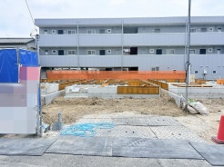 これからの暮らしの礎となる、整然と整備された建築現場の様子です。