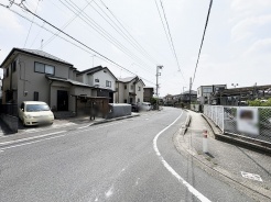 整然とした街並みが心地よく、穏やかな暮らしの予感を感じさせる落ち着いた周辺環境です。