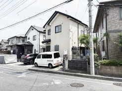 落ち着いた街並みに溶け込み、日々の暮らしに穏やかな安らぎをもたらす住まい。