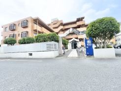 街並みに溶け込む落ち着いた外観が、日々の暮らしに心地よい安心感をもたらしてくれます。