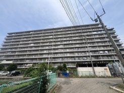 空へとのびやかに広がる建物の存在感が、日々の暮らしに安心感と落ち着きをもたらしてくれます。