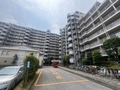 ゆとりある敷地に堂々と佇む、落ち着いた雰囲気が魅力の集合住宅です。