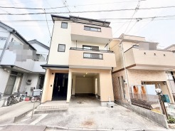 街並みに穏やかに溶け込み、日常の暮らしを優しく受け止めてくれる落ち着きある佇まいです。