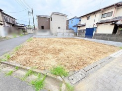 静かな住環境に位置し、理想の住まいをゼロから描くための自由な広がりを感じさせる一画です。