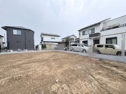 周辺環境と調和する穏やかな街並みに位置し、理想の住まいを形にするための広がりと可能性を感じる場所です。