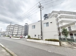 街並みに溶け込みながらも、日々の暮らしを穏やかに支える落ち着いた佇まいの外観です。