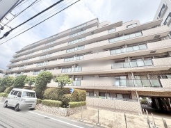 街並みに馴染む落ち着いた佇まいと、調和のとれた穏やかな日常が感じられる外観です。