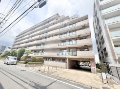 落ち着いた街並みに調和する、重厚感のあるタイル貼りの外観が住まう方の誇りを満たします。