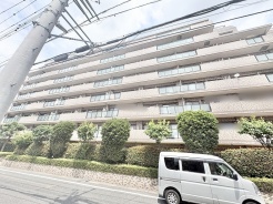 穏やかな街並みに調和する、落ち着いた佇まいが日々の暮らしを優しく包み込みます。