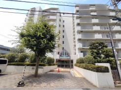 豊かな緑に囲まれ、落ち着いた佇まいを見せる端正な外観が、心地よい暮らしの始まりを予感させます。