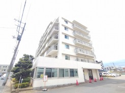 街並みに溶け込む洗練された佇まいが、日々の暮らしに穏やかな安心感をもたらしてくれます。