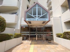 特徴的な意匠のエントランスが住まう方を優しく迎え入れ、日常に安心感を与えてくれます。