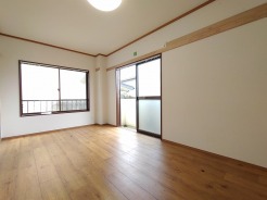 木の温もりを感じる床面が空間に広がりをもたらし、住まう人の個性を彩る落ち着いたひとときを演出します。