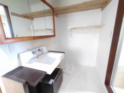 木目の温もりを感じる空間は、すっきりと洗練されたデザインで日々の暮らしに心地よい調和をもたらします。