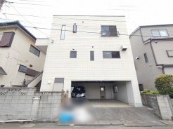 街並みに調和する端正な佇まいと、ゆとりある駐車スペースが暮らしに安心感をもたらします。