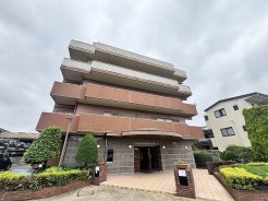 重厚感のあるタイル貼りの外観が、落ち着きと安心感のある暮らしの始まりを予感させます。