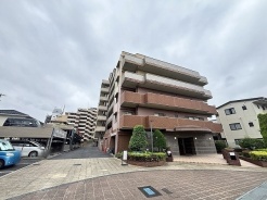 落ち着いた街並みに調和する、穏やかで品格のある佇まいが暮らしの安心感を高めてくれます。