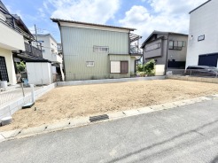周辺環境と調和する落ち着いた立地に、理想の暮らしを描き出せる広々とした空間が広がっています。