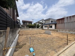 周囲の環境に溶け込みながら、新たな暮らしの構想を自由に描ける整った土地の広がりを感じさせます。