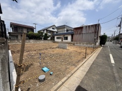 空が広く開放感のある敷地は、これからの暮らしの可能性を自由に広げられる穏やかな佇まいです。
