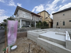 これからの暮らしを自由に描き出せる、静かで落ち着いた佇まいの分譲地の一角です。