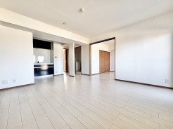 白を基調としたすっきりとした色使いが、住まう人の個性を引き立てる穏やかで広がりのある空間です。