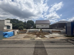 開放的な空が広がる穏やかな住宅街に、新たな暮らしの基盤が静かに整えられています。