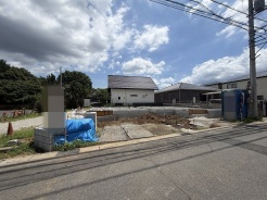 空が広く見渡せる開放的な環境で、新しい暮らしの始まりを想像させる穏やかなロケーションです。