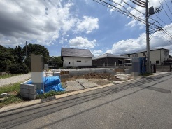 空が大きく広がる開放的な立地で、新しい暮らしの基盤が整い始めています。