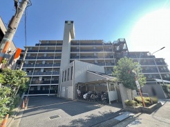 青空に凛と映える端正な外観が、暮らしに安心感と落ち着きをもたらしてくれる住まいです。