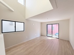 高い天井が開放感を生み出し、余白の美しさが暮らしにゆとりをもたらす穏やかな空間です。