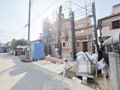 新たな暮らしの基盤が形作られていく、期待感あふれる建築中の現地風景です。