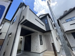 洗練されたモノトーンのコントラストが際立ち、街並みに静かな調和をもたらすモダンな外観です。