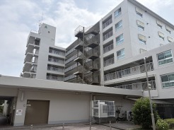 落ち着いた佇まいと端正なフォルムが、街並みに静かに溶け込み穏やかな暮らしの舞台を整えています。